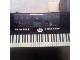 London used yamaha keyboard PSR E423