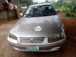 2000 toyota camry gold colour in good condition for quick sale
